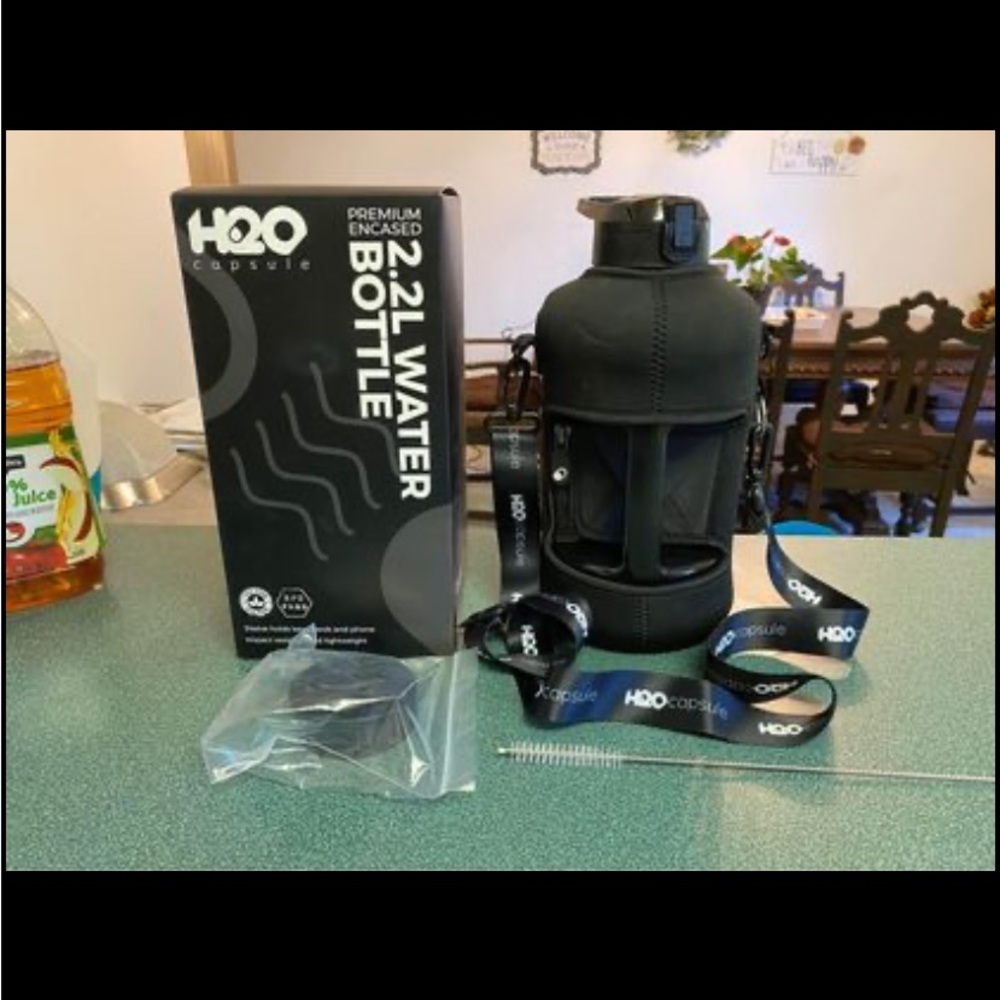H2O capsule 2.2L water bottle, black